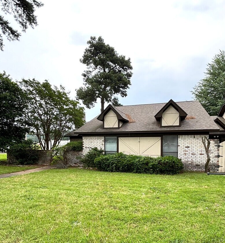 24 Fernwood Dr Unit 24N, Texarkana, TX 75503 Room for Rent in