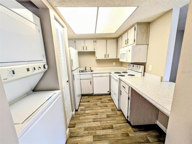 Foto del edificio - 743 Midway Dr