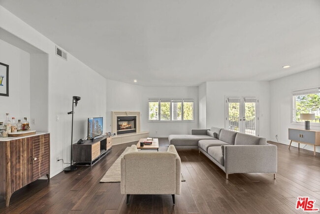 Building Photo - 435 Arnaz Dr