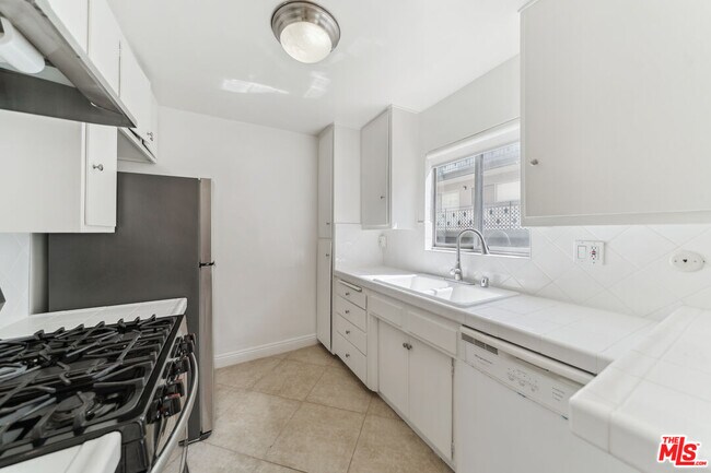 Foto del edificio - 7540 Hampton Ave