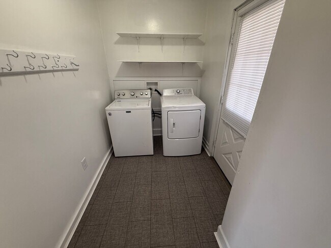 Foto del edificio - Large Duplex Available 6BD 2 BTH