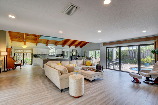 Building Photo - 5850 Vista Linda Ln