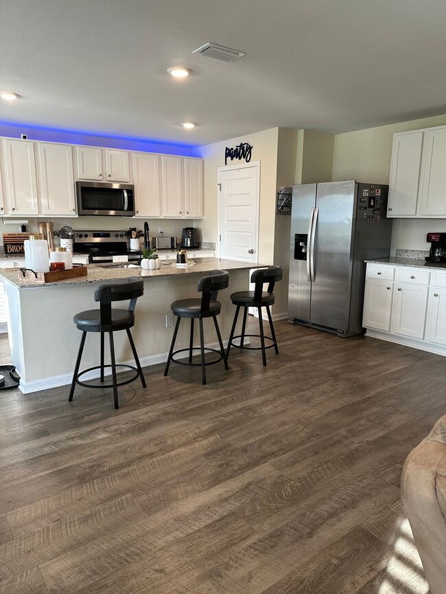 Building Photo - Luxurious 4-Bedroom Home with Modern Ameni...