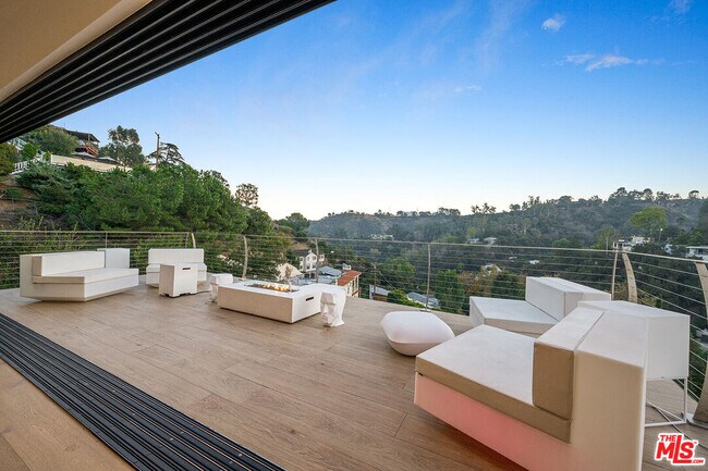 Foto del edificio - 8744 Skyline Dr