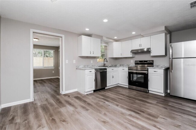 Foto del edificio - 7323 Cypress Dr