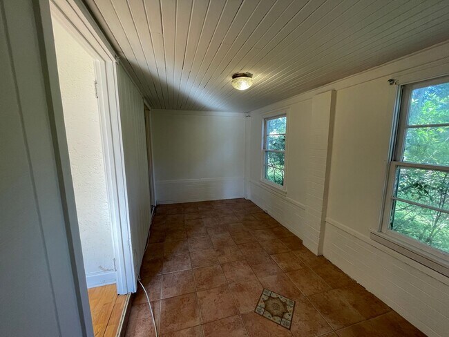 Building Photo - 2 Bed 1 Bath Cottage with Bonus Room & Off...