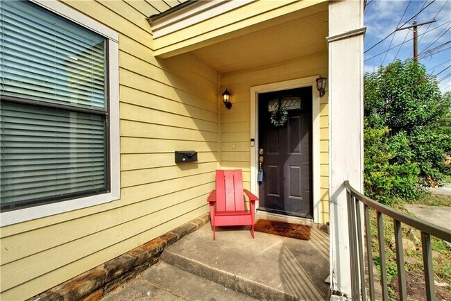 Building Photo - 931 E 51st St