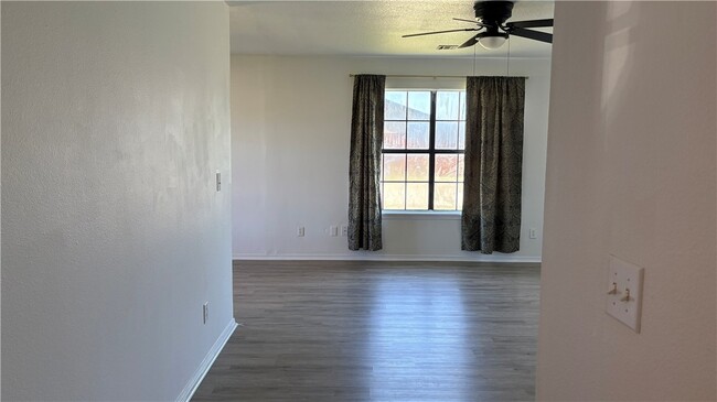 Building Photo - 621 E 1st St