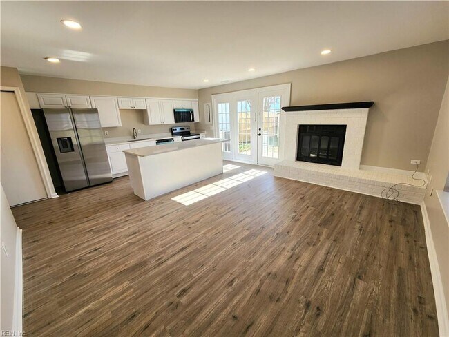 Foto del edificio - Beautifully renovated end-unit townhouse located in Central Virginia Beach