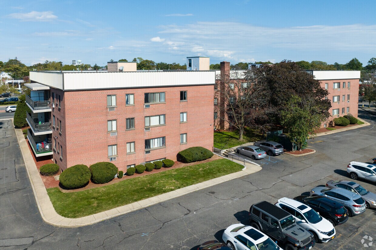 700 Fulton St, Farmingdale, NY 11735 Apartments in Farmingdale, NY