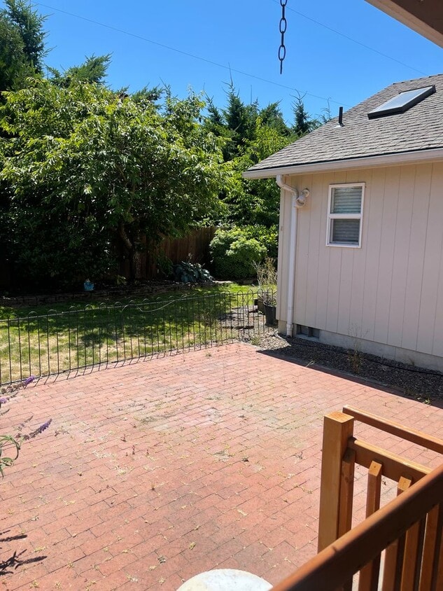Primary Photo - Charming Three Bedroom Pet Friendly Home i...