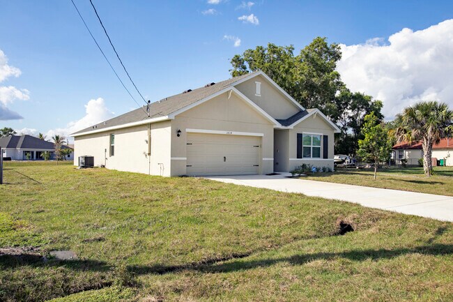 Building Photo - 1834 SE North Blackwell Dr