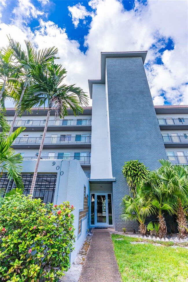 Lobby entrance - 900 SW 84th Ave