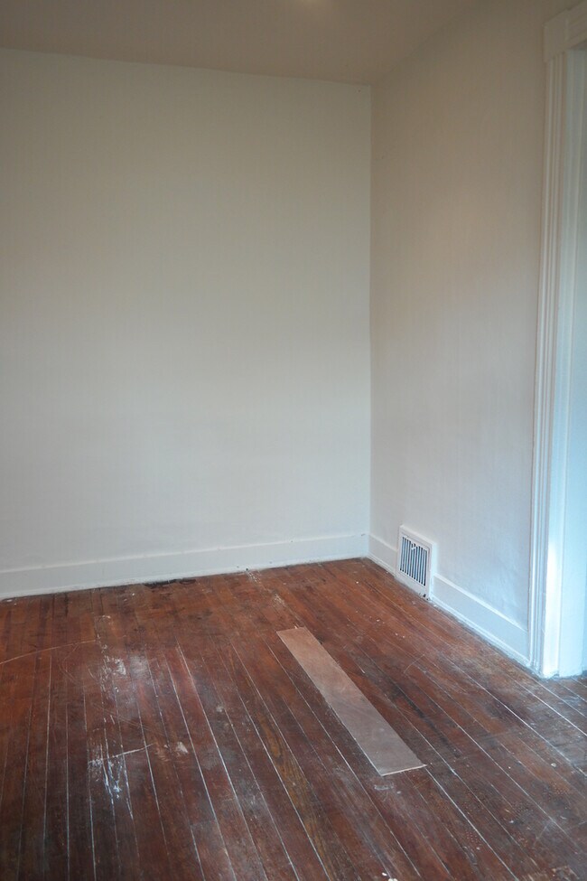 Building Photo - Prime Location ~ 3 Bedroom Townhome in Ham...