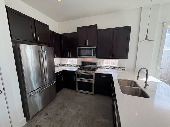 Foto del edificio - Midtown Modern Brentwood - Dynamite Home