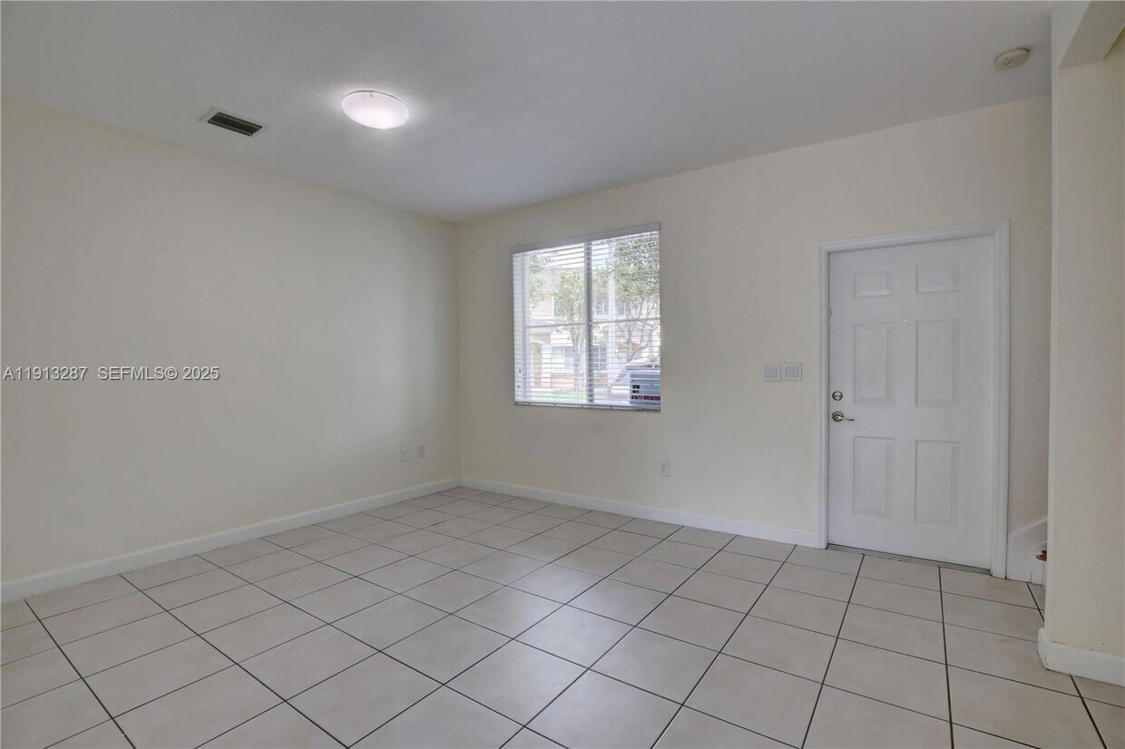 Foto del edificio - Northwest 174th Terrace, Miami Lakes, FL 33015 - 2 BR 2 BA townhouse