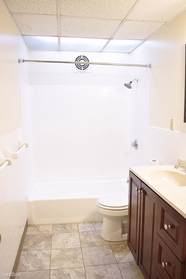 Building Photo - 1 br, 1 bath Apartment - University Commons