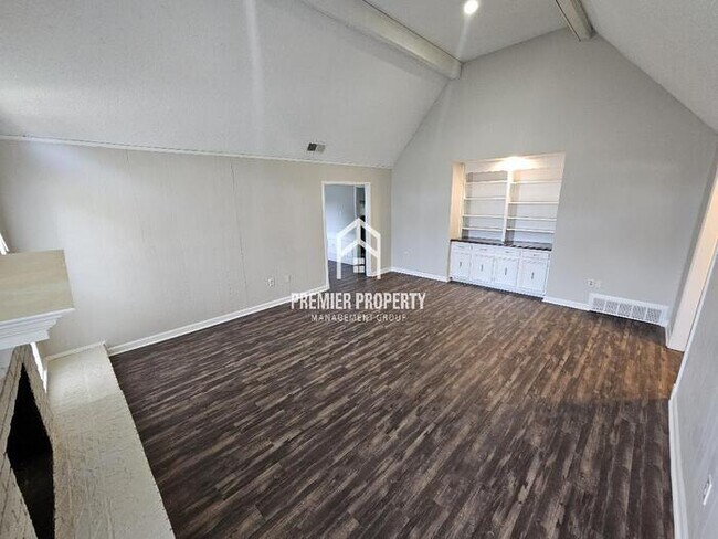 Foto del edificio - 6241 Scarletcrest Ln