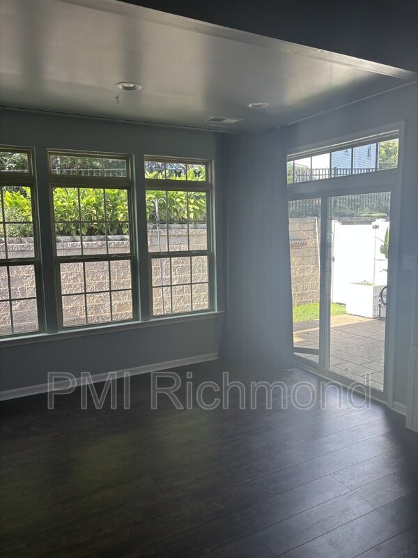 Foto del edificio - 5712 Riverside Pl