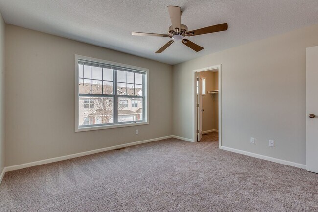 Foto del edificio - FOR RENT avail April 01: 3bd2ba2car garage END UNIT modern townhome