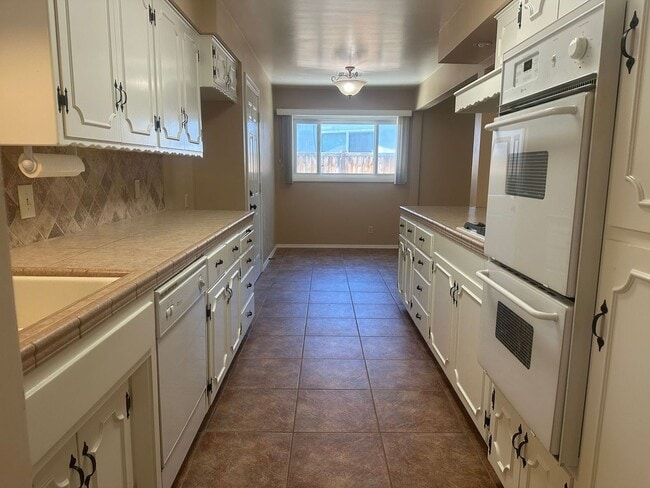 Building Photo - READY NOW! 3+2 with RV Parking!