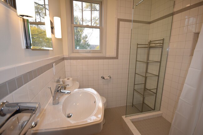 Building Photo - Available now for Professionals Only - Bea...