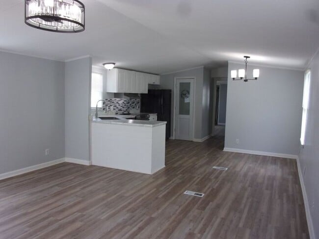 Building Photo - Beautifully Renovated 3 Bedroom 2 Bath Home in the Newport Area