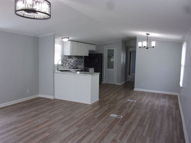 Foto del edificio - Beautifully Renovated 3 Bedroom 2 Bath Home in the Newport Area