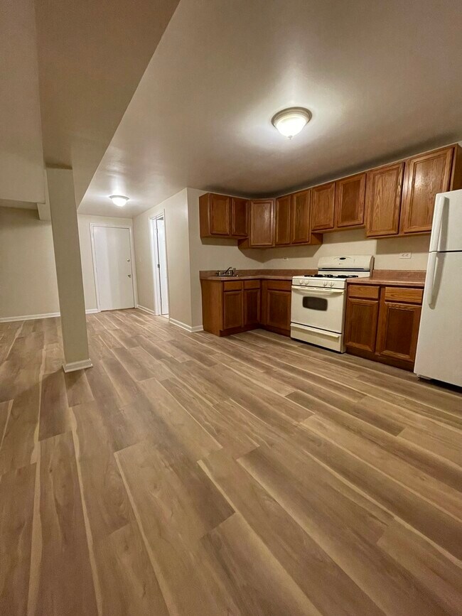 Foto del edificio - 6125 W Rosedale Ave