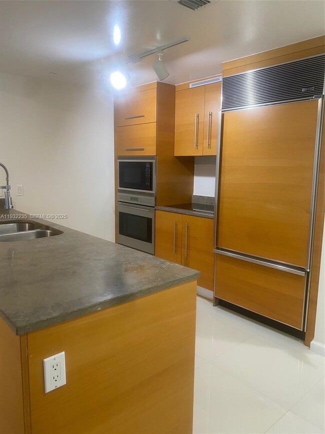 Foto del edificio - 475 Brickell Ave