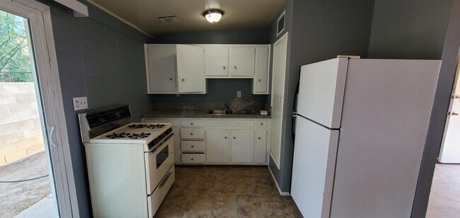 Foto del edificio - 3423 E Flower St