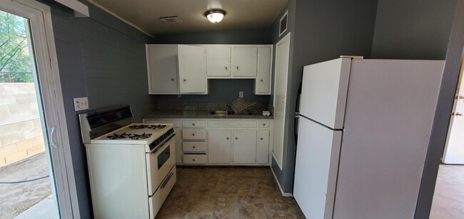 Building Photo - 3423 E Flower St