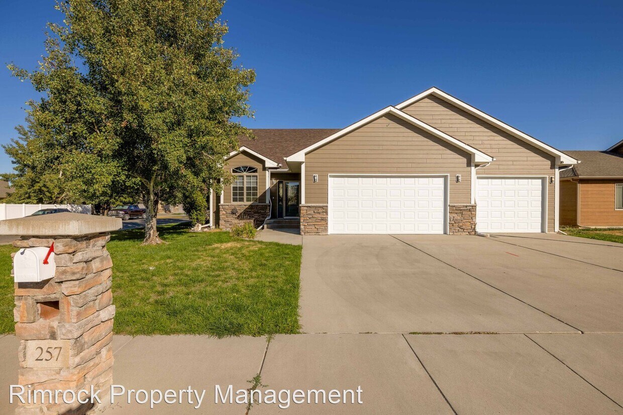 5 br, 3 bath House 257 Danbury Court House Rental in Billings, MT