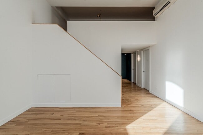 Photo du bâtiment - 244 Sherbrooke St E