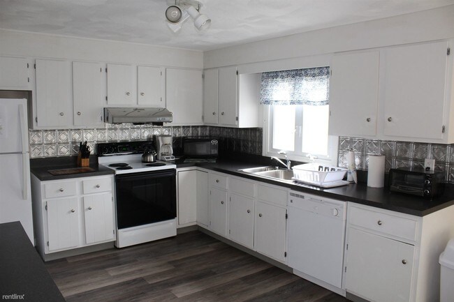 Building Photo - 15 Hope Ln