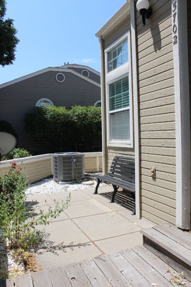 Foto del edificio - Gorgeous 2 Story End Unit in Lakewood!