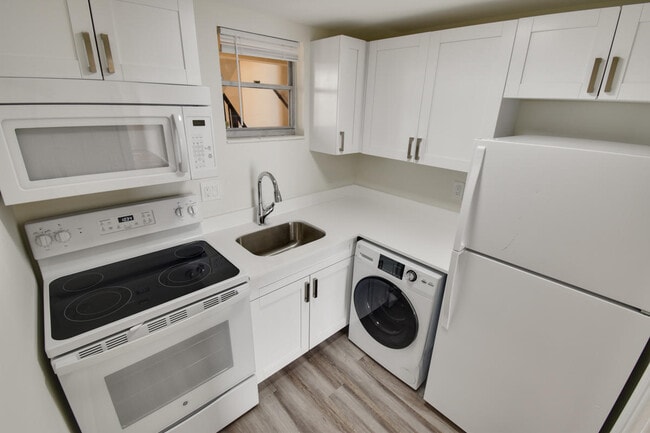 Building Photo - 3907 S Flagler Dr