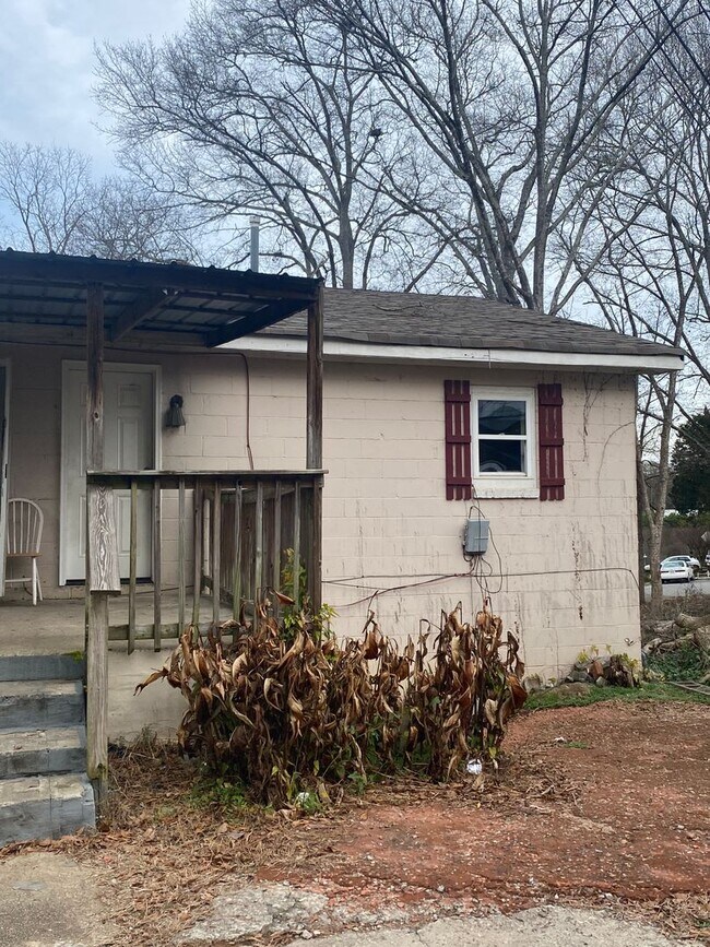 Building Photo - 2 Bedroom Duplex Available Now!