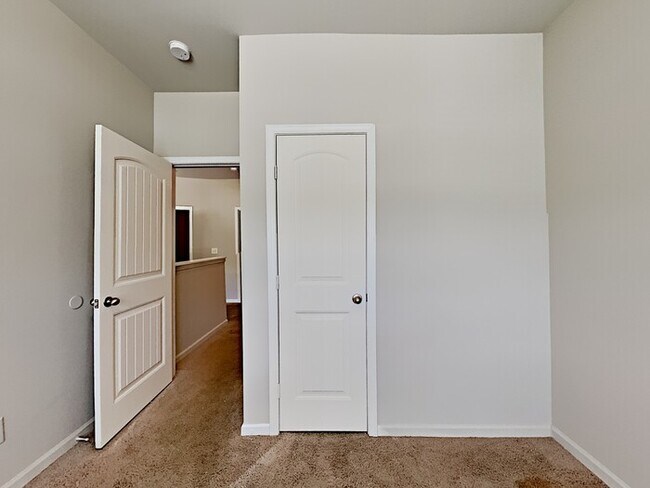 Building Photo - Available Now! Lovely 4 Bedroom Home locat...