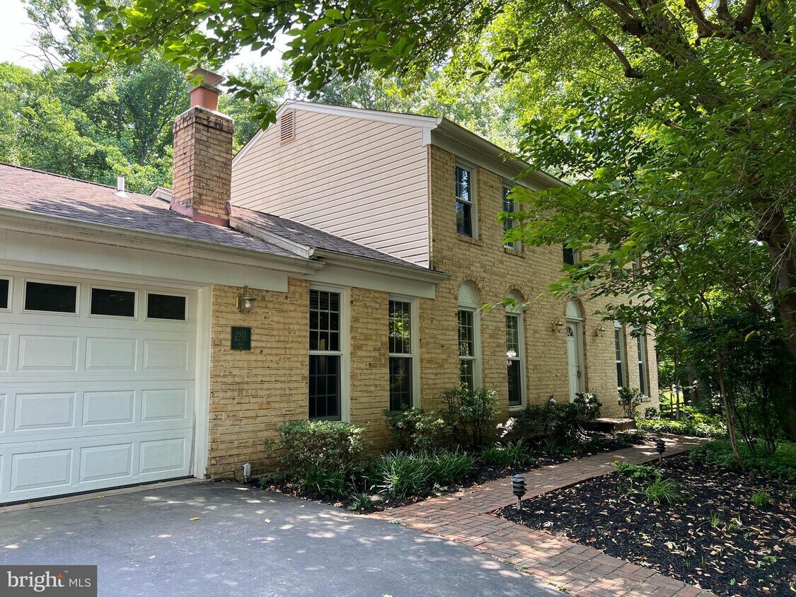 Primary Photo - 2913 Bree Hill Rd