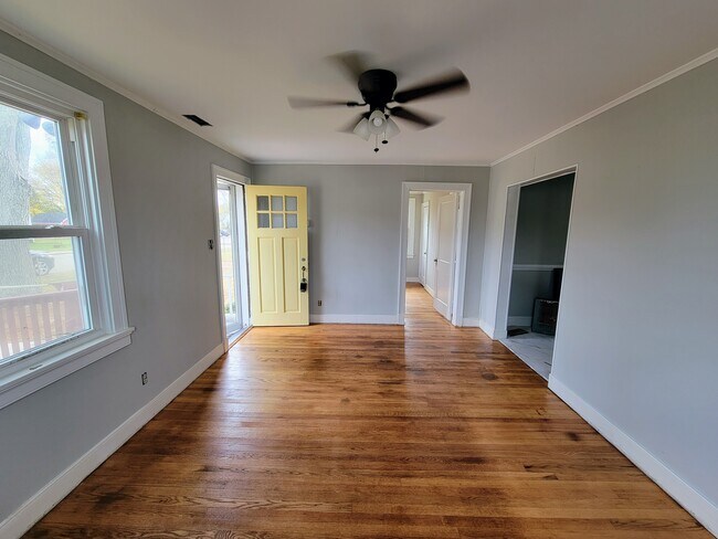 Building Photo - 306 Sunset Cir