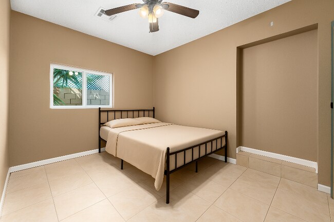 Foto del edificio - 2348 W Laurel Ln