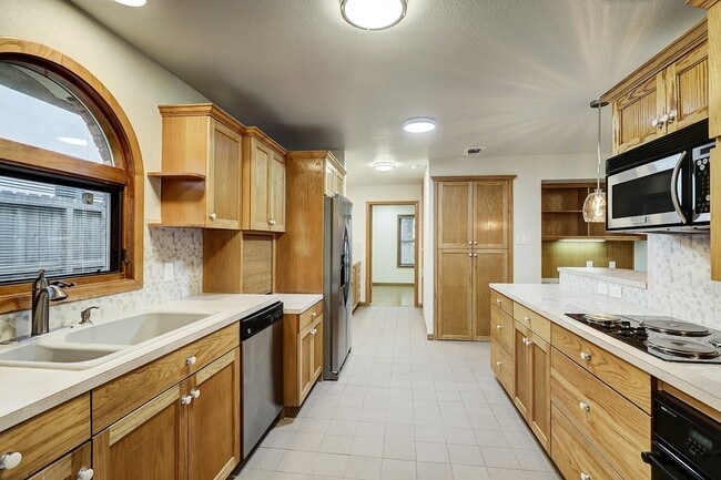 Building Photo - 1051 Gardenia Dr