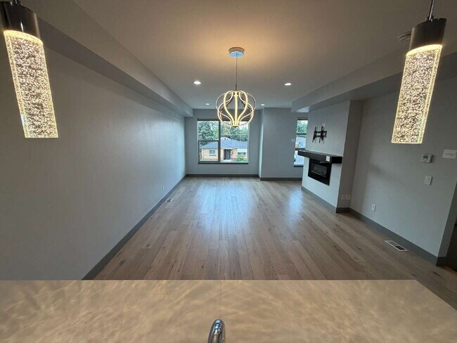 Foto del edificio - Modern 2-Bed Townhouse with Scenic Views in Denver's Heart-built in EV charger!