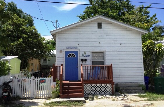 Foto del edificio - 2 bed + Den 1 bath Single Family House in Bahama Village
