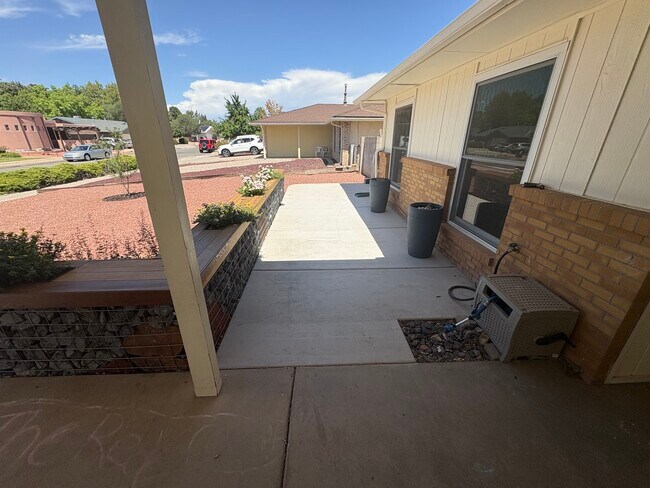 Foto del edificio - 7116 Ticonderoga Rd NE
