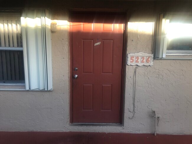 Entrada principal - 5220 NW 22nd St