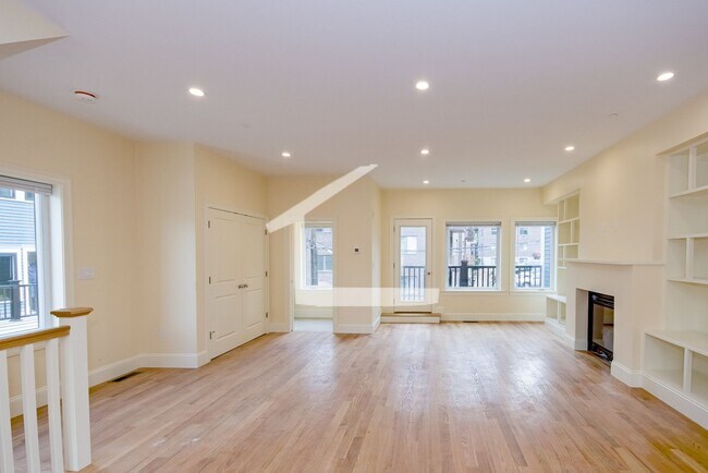 Building Photo - Fantastic Brighton townhouse avail for September 5th
