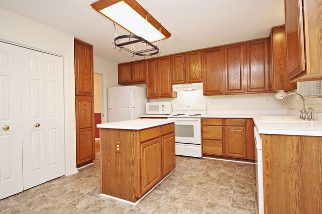 Building Photo - Pet-Friendly Raintree Home With Fenced Yard