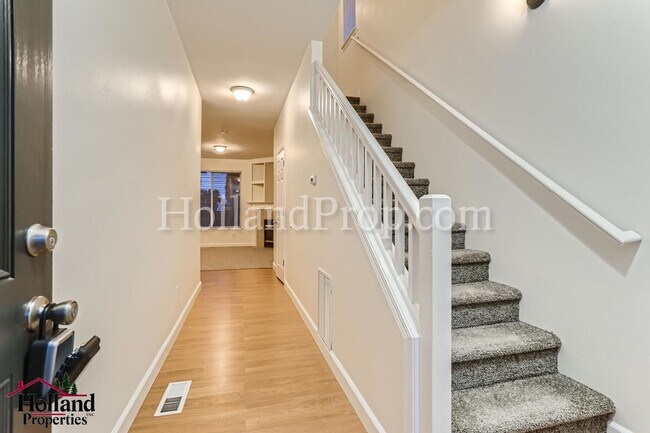 Foto del edificio - Lovely Fenced-Yard Single-Family Home in H...